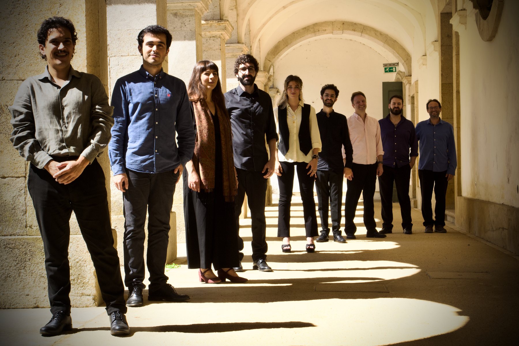 Arte Minima, group portrait in a cloister