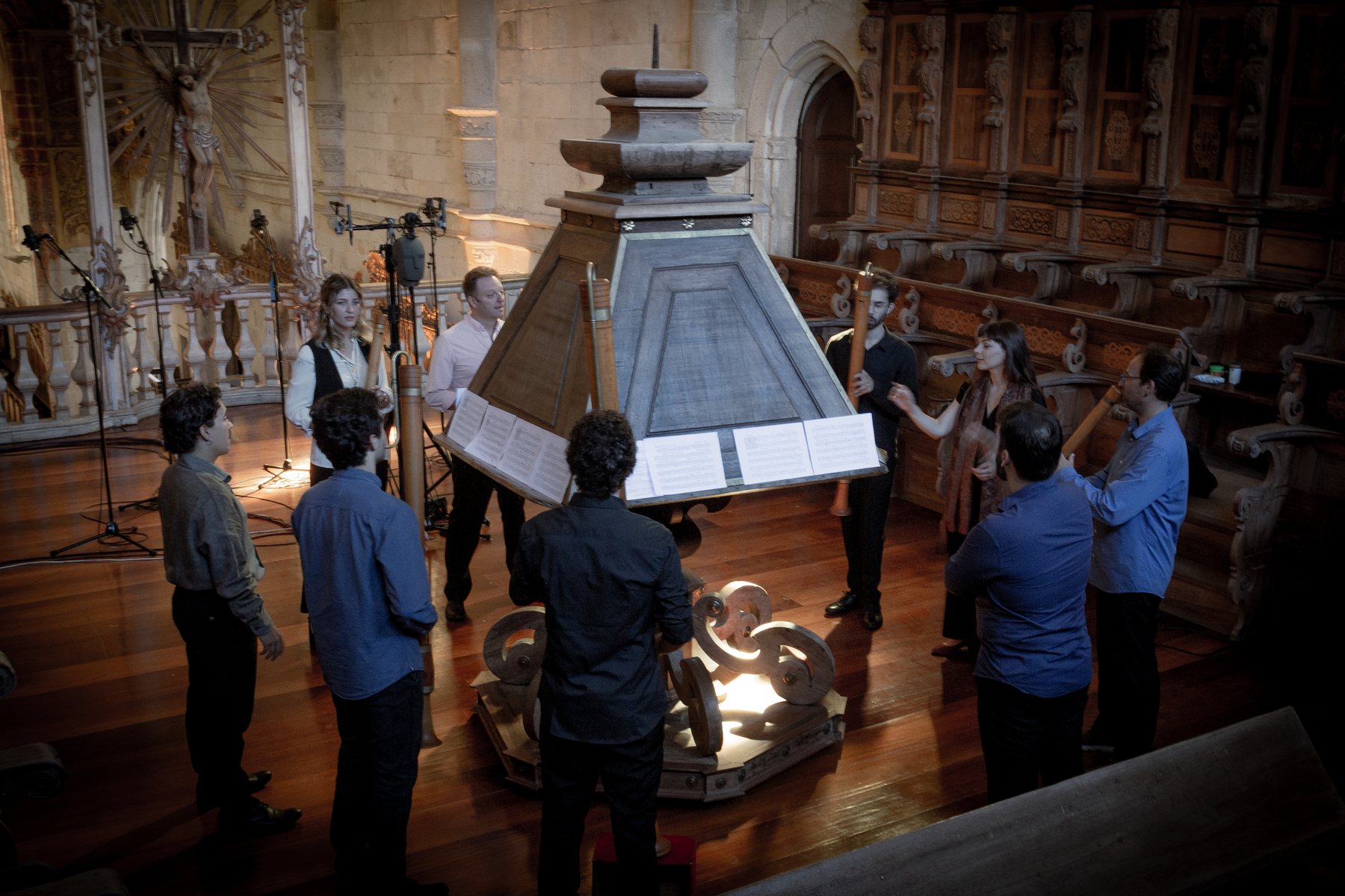 Arte Minima rehearsing around a Renaissance organ
